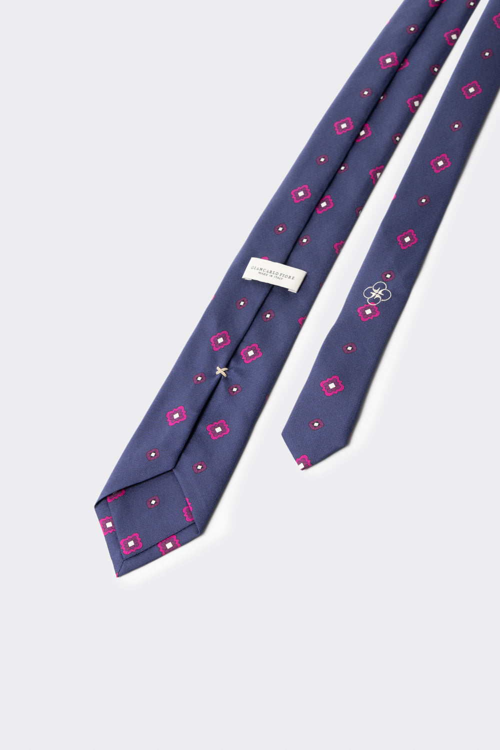 Cravatta in seta con fantasia geometrica blu