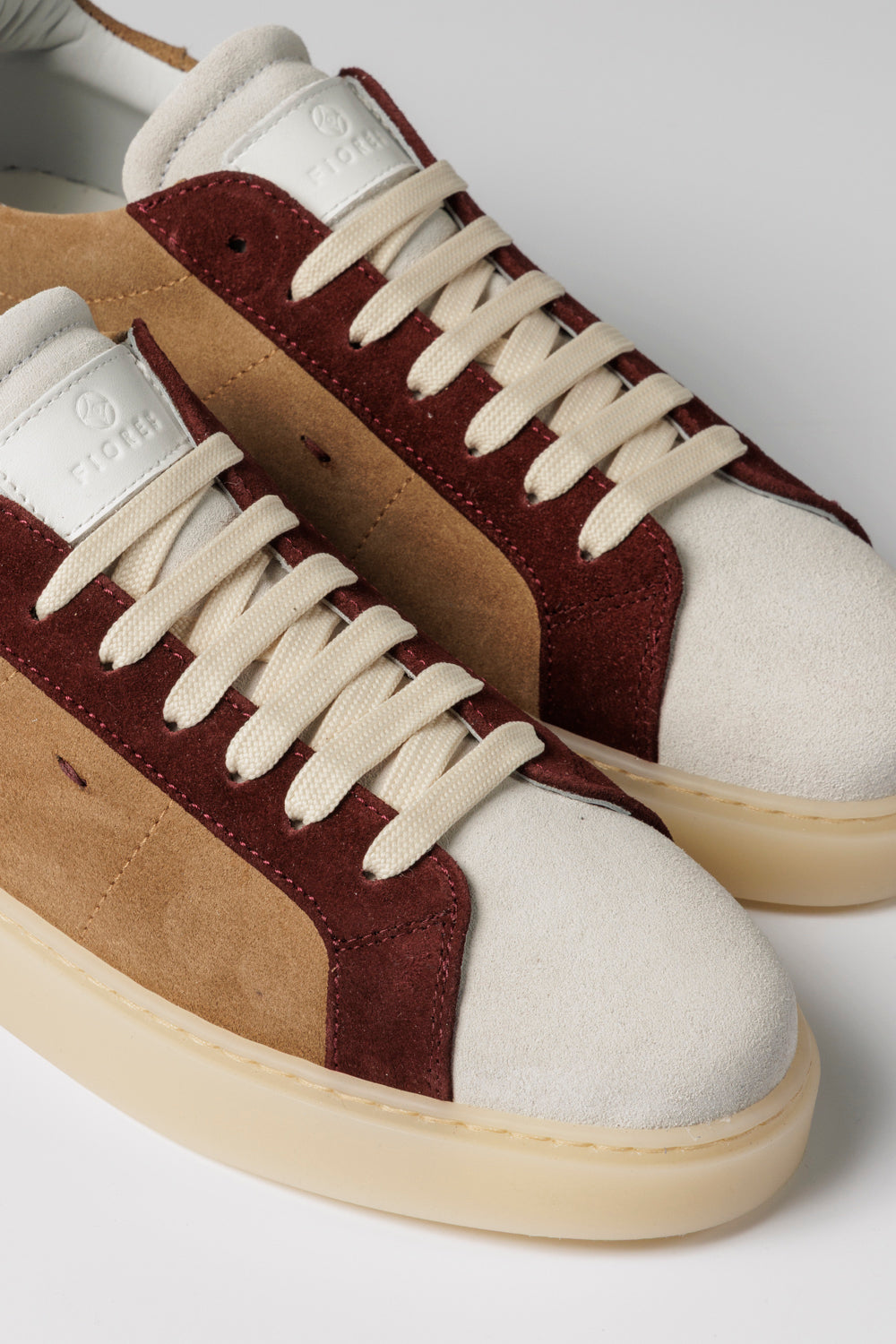 Sneakers in camoscio tricolore beige/bianco/bordeaux