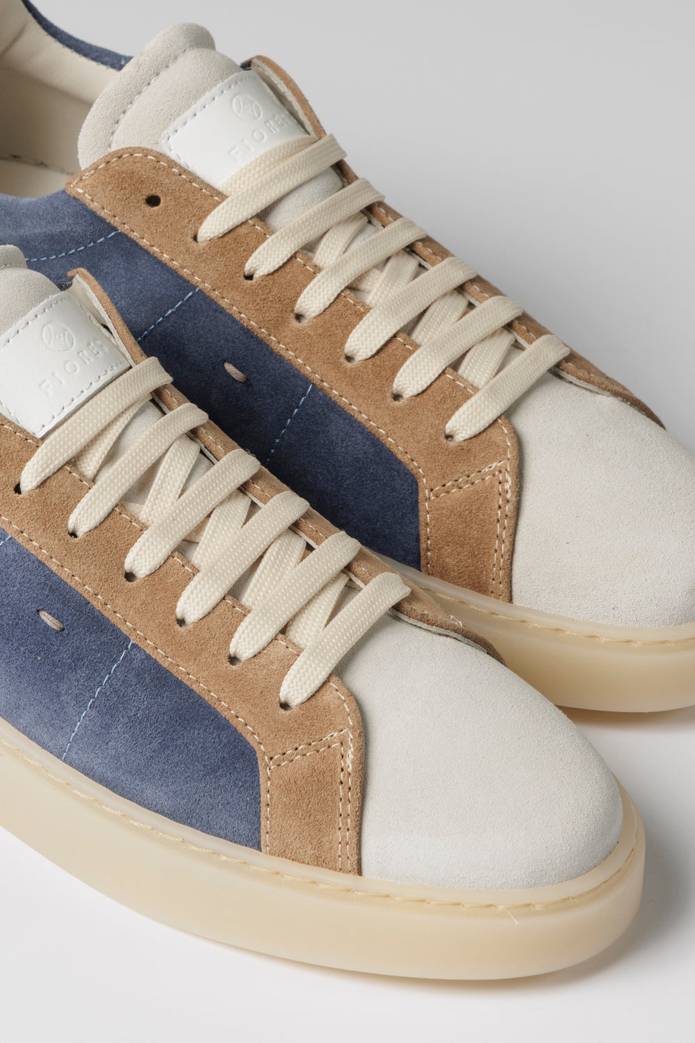 Sneakers in camoscio tricolore azzurro/bianco/beige