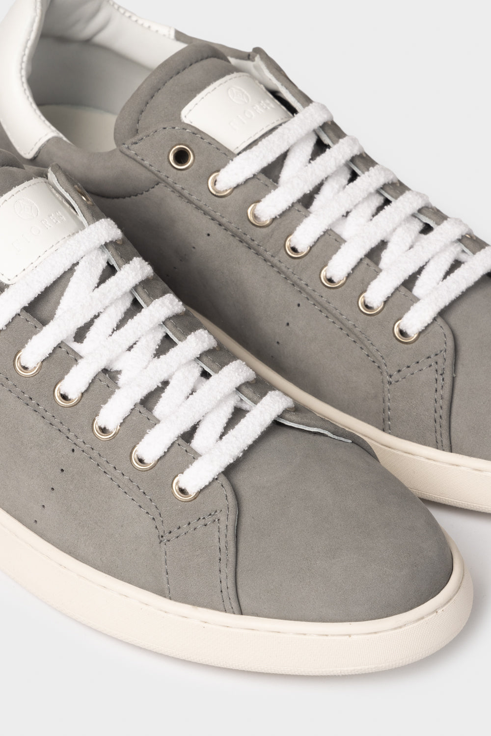 Sneakers in pelle nabuk pietra