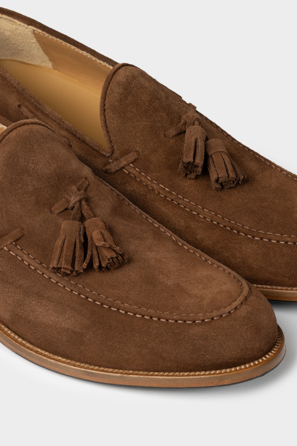 Mocassino in camoscio con nappe sigaro