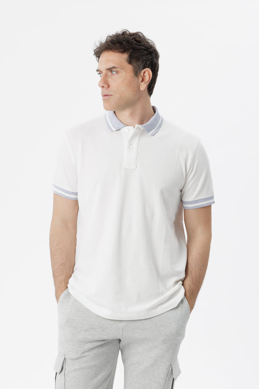 Polo con dettagli a contrasto bianco