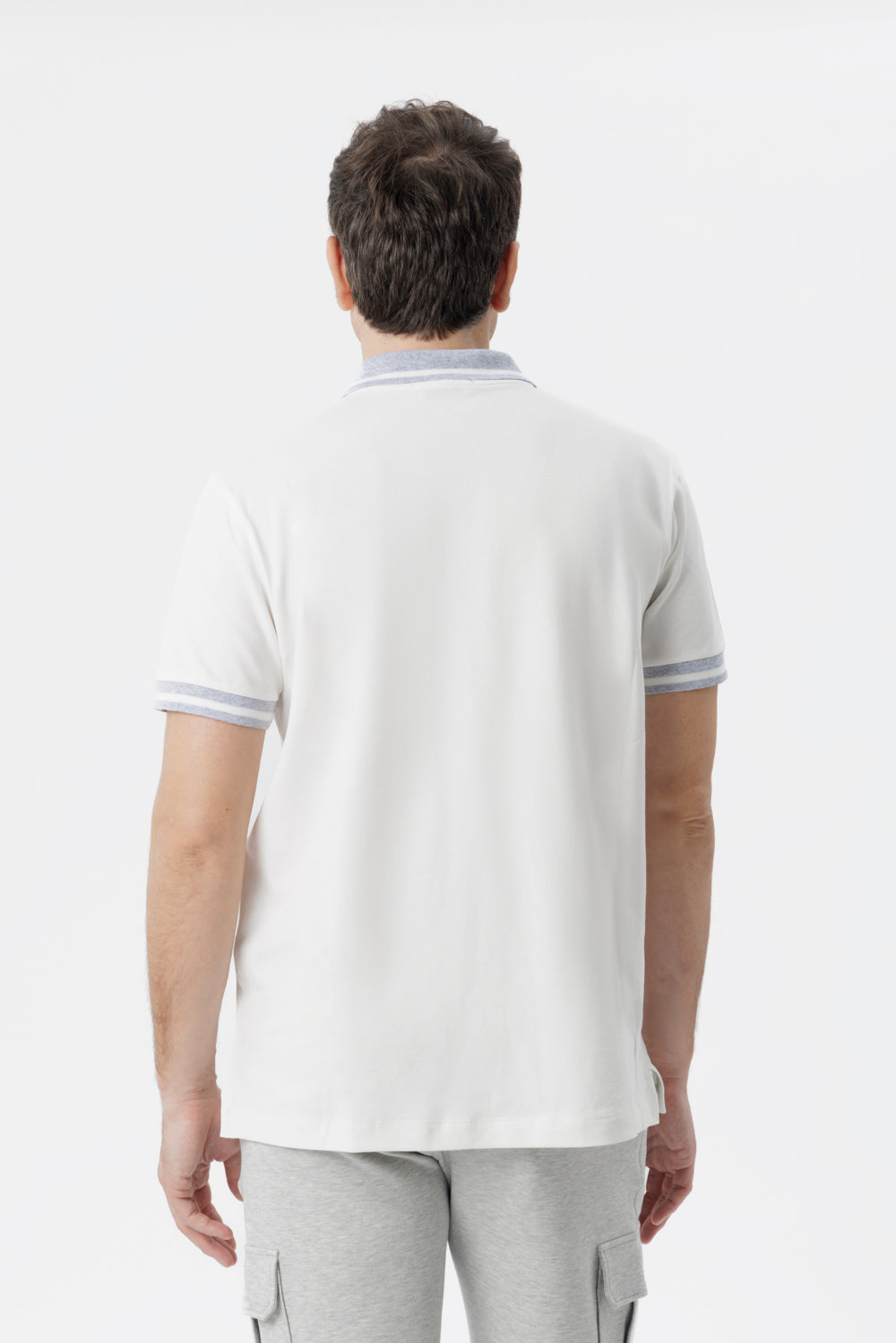 Polo con dettagli a contrasto bianco