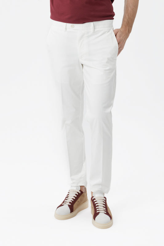 Pantaloni chino in cotone stretch con chiusura nascosta panna